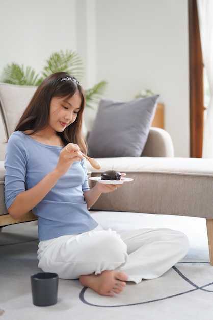 Concepto de trabajo desde casa Las mujeres de negocios comen postre para tomar un descanso mientras trabajan de forma remota en casa