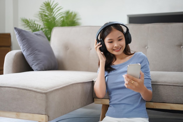 Concepto de trabajo desde casa Las mujeres de negocios se relajan para escuchar música en el teléfono inteligente en casa