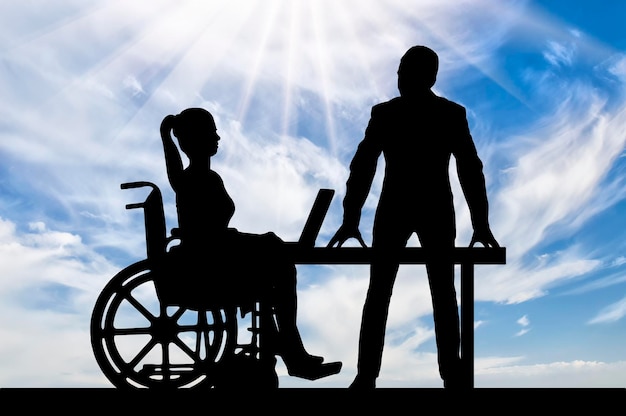 Foto concepto de trabajo para discapacitados trabajador de silueta apoya y ayuda a una mujer discapacitada en silla de ruedas en el trabajo