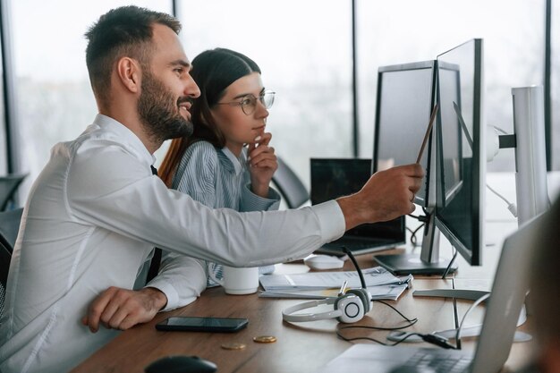 Concepto de trabajo en equipo Dos empleados están juntos en la oficina
