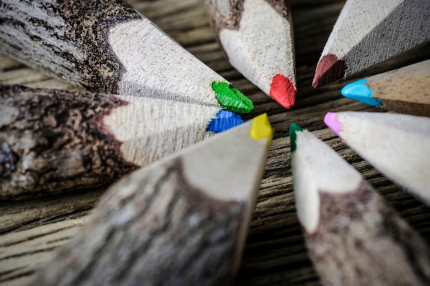 Concepto de trabajo en equipo de lápiz de color sobre fondo de madera