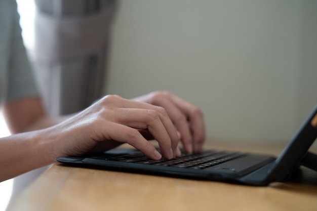 Concepto de trabajo desde el hogar, mujer Cuarentena en el hogar para distancia social