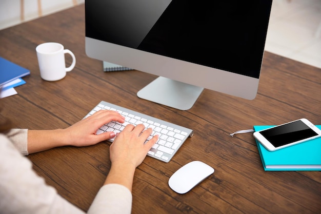 Concepto de trabajo Mujer escribiendo en el teclado de cerca