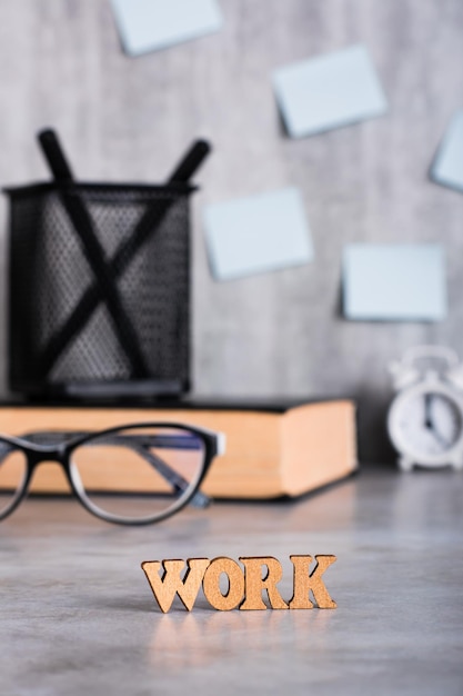 Foto concepto de trabajo palabra de letras de madera en el escritorio agotamiento y salud mental vista vertical