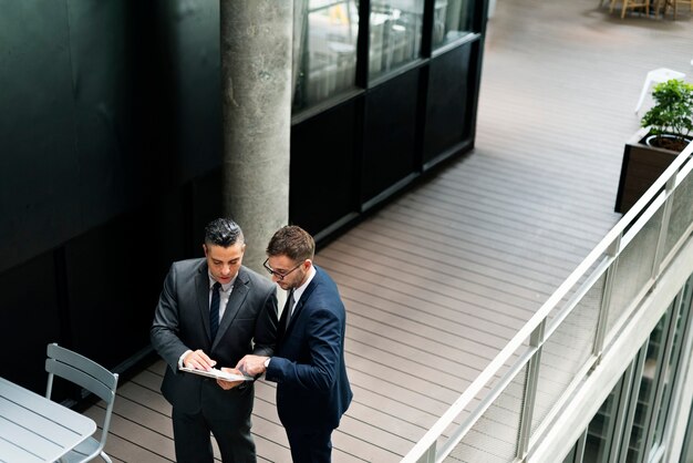 Concepto del trabajo de Walking Discussion Talking del hombre de negocios