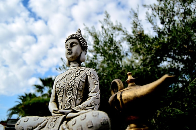 Concepto de tranquilidad Buda y espiritualidad en la naturaleza.