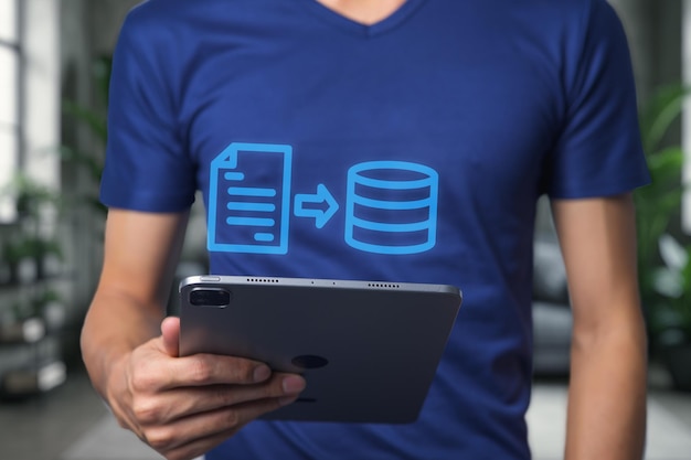 Concepto de transferencia de datos con tableta y elementos visuales en la configuración de la oficina