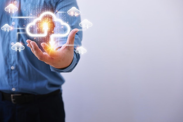 Concepto de transformación empresarial de tecnología Empresario que posee computación en la nube virtual para transferir la aplicación de descarga de carga de información de la base de datos