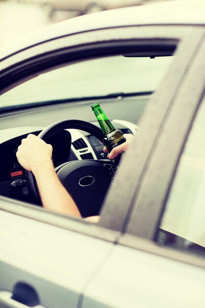 Foto concepto de transporte y vehículo - hombre bebiendo alcohol mientras conduce el camión