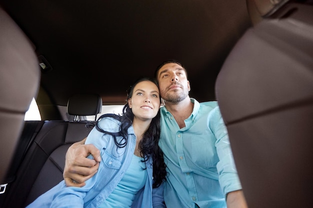 concepto de transporte, viaje por carretera, viajes, familia y personas - hombre y mujer felices abrazándose en el camión