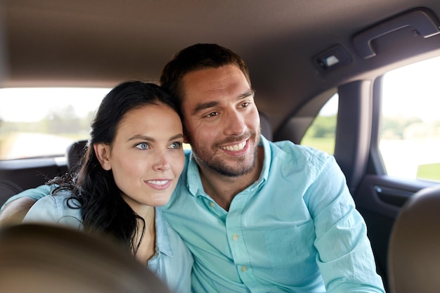 concepto de transporte, viaje por carretera, viajes, familia y personas - hombre y mujer felices abrazándose en el camión