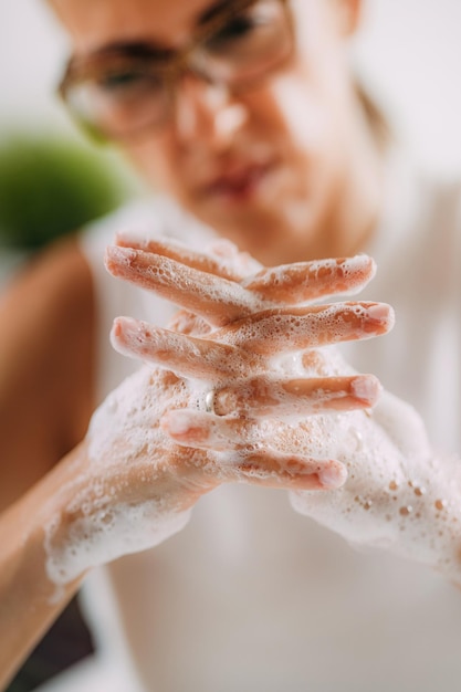 Concepto de trastorno obsesivo compulsivo Mujer lavándose las manos obsesivamente