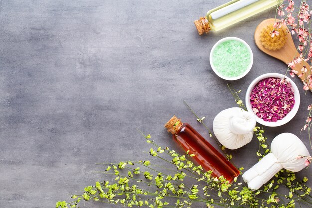 Concepto de tratamiento de spa, composición plana con productos cosméticos naturales y cepillo de masaje, vista desde arriba, espacio en blanco para un texto.