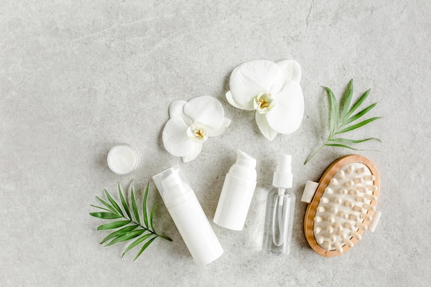 Concepto de tratamiento de spa Productos cosméticos de spa NaturalOrganic sal marina y hojas de palma tropicales en g