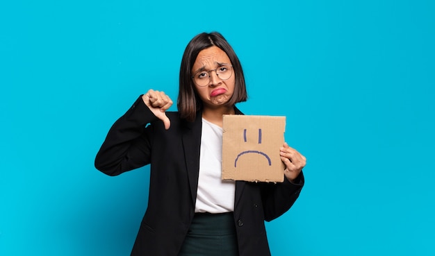 Foto concepto triste joven mujer bonita