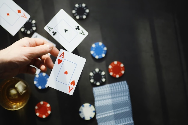 El concepto de trucos de cartas y presentaciones. El concepto de sharpie en los juegos. Cartas voladoras en el aire. Un mago levanta cartas con el poder del pensamiento.