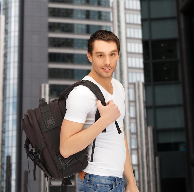 concepto de turismo, educación y vacaciones - estudiante viajero con mochila al aire libre