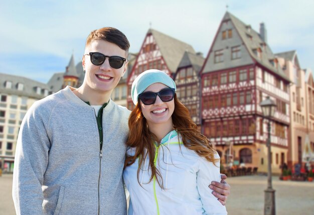 Foto concepto de turismo, viajes y personas - pareja adolescente feliz en la calle principal de frankfurt am main