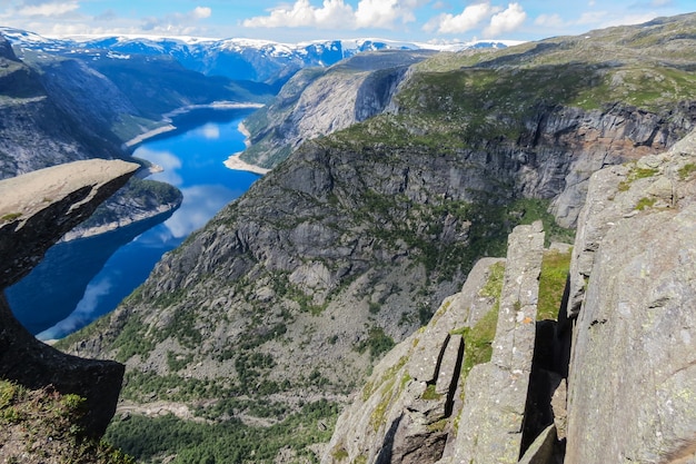 Concepto de turismo Vista del acantilado de Trolltunga.