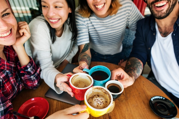 Concepto de la unidad de la felicidad de la amistad del café que acampa