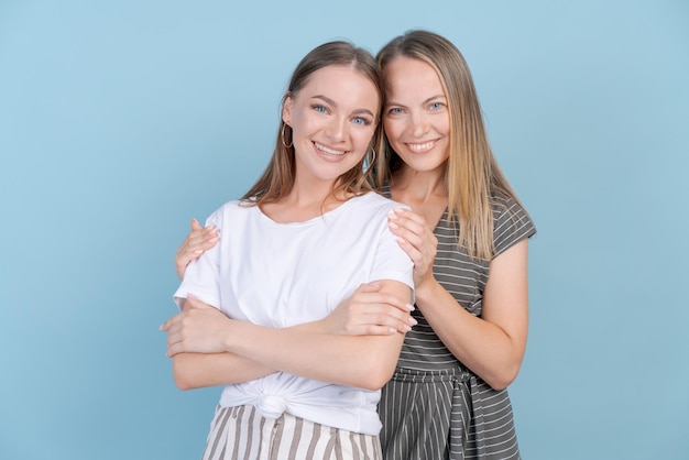 Foto concepto de unidad hija caucásica abrazando a su madre mostrando su amor en casual