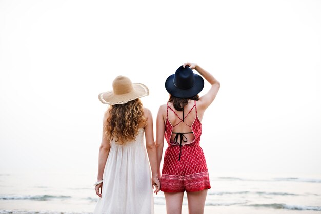 Foto concepto de unidad de vacaciones de verano de playa de chicas