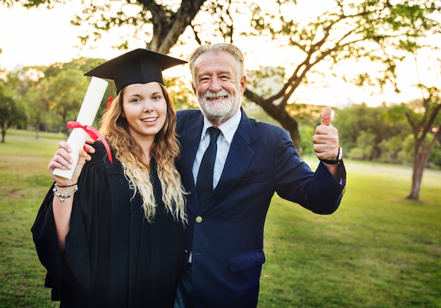 Concepto de la universidad del certificado del éxito de la celebración de la graduación