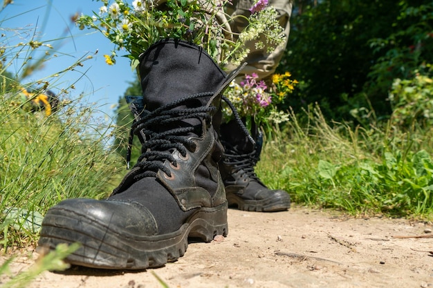 El concepto de usar plantillas aromáticas para los zapatos El terrible olor a sudor de los pies Las flores sobresalen de los zapatos Zapatos militares y pantalones caqui cerrados