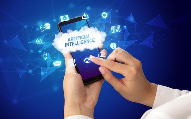 Concepto de uso manual del teléfono inteligente con tecnología en la nube