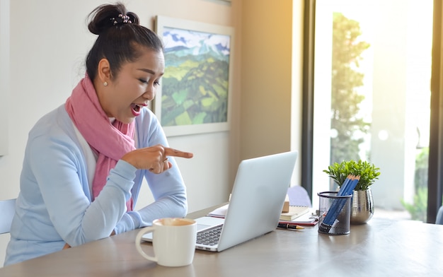 Concepto Uso en parejas mayores de laptop para digital online. Ancianos estudiando el uso del portátil.