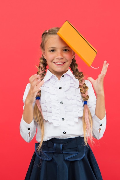 Concepto de útiles escolares Papelería escolar Compra lindos artículos de papelería para divertirte estudiando Niñas famosas por su obsesión con los artículos de papelería Niño uniforme escolar sujetar libro Admirador de artículos de papelería Colegiala muestra el bloc de notas