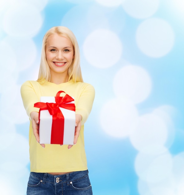 concepto de vacaciones, amor y felicidad - hermosa chica con caja de regalo