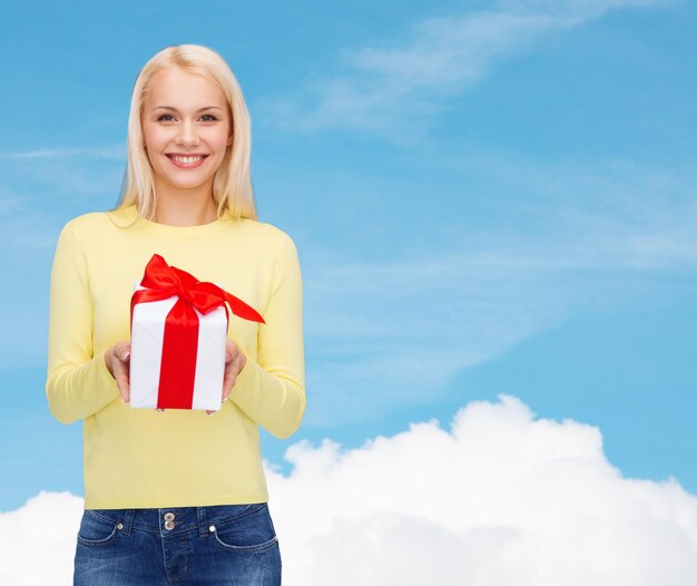 concepto de vacaciones, amor y felicidad - hermosa chica con caja de regalo