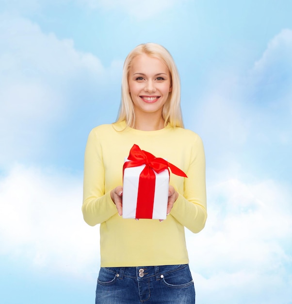 concepto de vacaciones, amor y felicidad - hermosa chica con caja de regalo