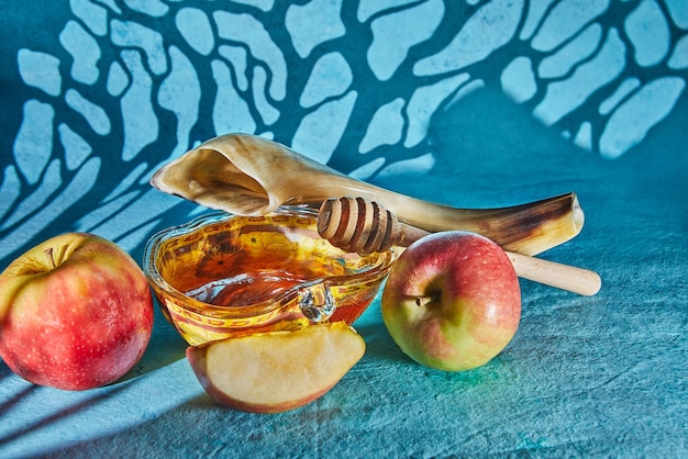 Concepto de vacaciones de año nuevo judío de rosh hashanah Tazón en forma de manzana con shofar de manzanas de miel son símbolos tradicionales de las vacaciones