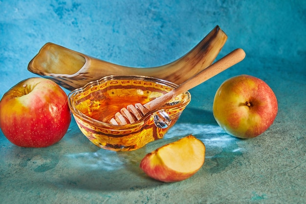 Concepto de vacaciones de año nuevo judío de rosh hashanah Tazón en forma de manzana con shofar de manzanas de miel son símbolos tradicionales de las vacaciones