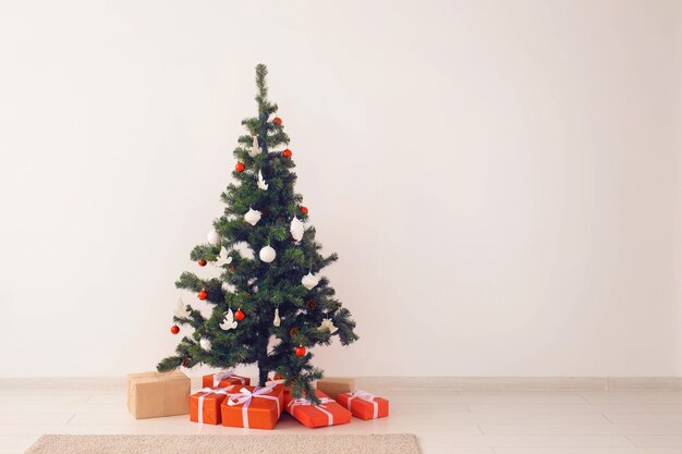 Concepto de vacaciones y celebración - árbol de Navidad decorado sobre fondo blanco con espacio de copia