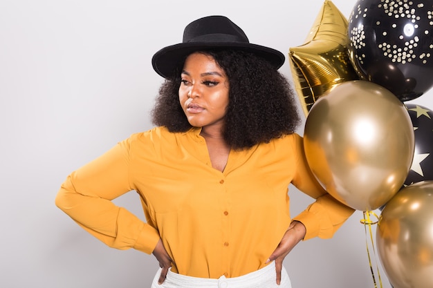 Concepto de vacaciones, fiesta y diversión - Retrato de sonriente joven afroamericana mirando