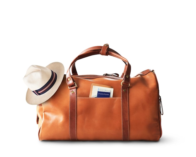 Concepto de vacaciones gran bolsa de viaje de cuero marrón clásico con sombrero