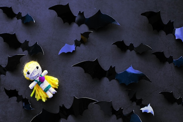 Concepto de vacaciones de Halloween. Mesa de piedra antigua en forma de murciélagos. Decoraciones de papel de Halloween sobre fondo oscuro. Juguete de luna.