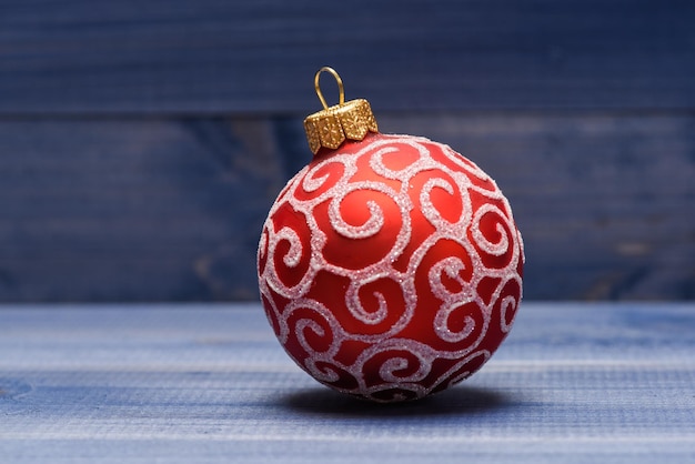 Concepto de vacaciones de invierno Decorar el árbol de Navidad con juguetes tradicionales Símbolo de año nuevo y vacaciones de Navidad Celebrar la Navidad Decoración de bolas de Navidad sobre fondo azul de madera vintage