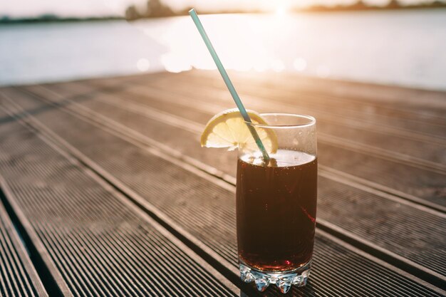 Concepto de vacaciones de lujo. Cola en muelle de madera