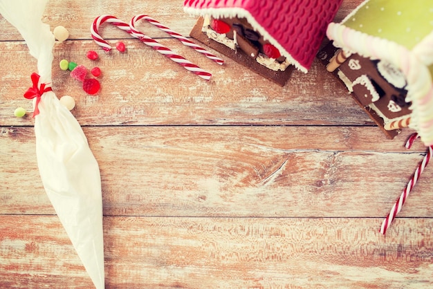 concepto de vacaciones, navidad, horneado y dulces - cierre de hermosas casas de pan de jengibre en casa