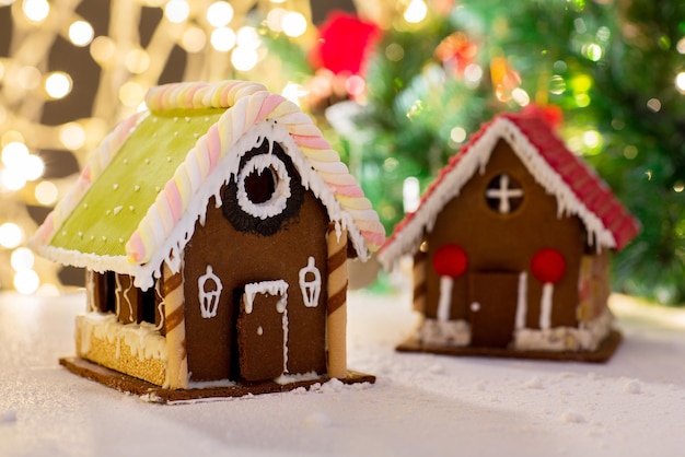 concepto de vacaciones, navidad, repostería y dulces - cierre de una hermosa casa de pan de jengibre en la mesa