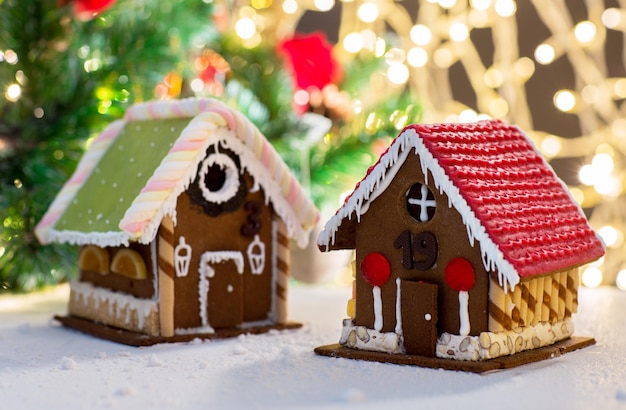 concepto de vacaciones, navidad, repostería y dulces - cierre de una hermosa casa de pan de jengibre en la mesa