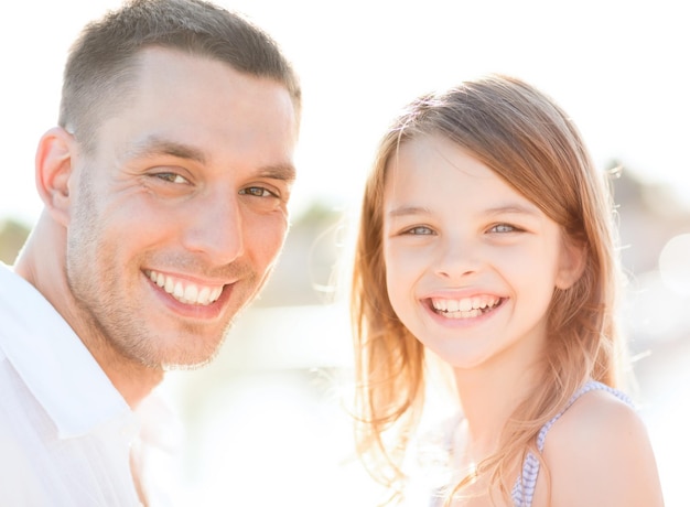 concepto de vacaciones, niños y personas de verano - padre feliz y niña divirtiéndose