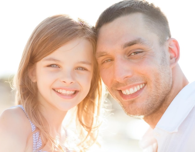 concepto de vacaciones, niños y personas de verano - padre feliz y niña divirtiéndose