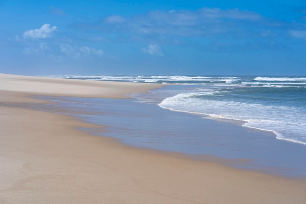 Concepto de vacaciones océano azul en la playa de arena