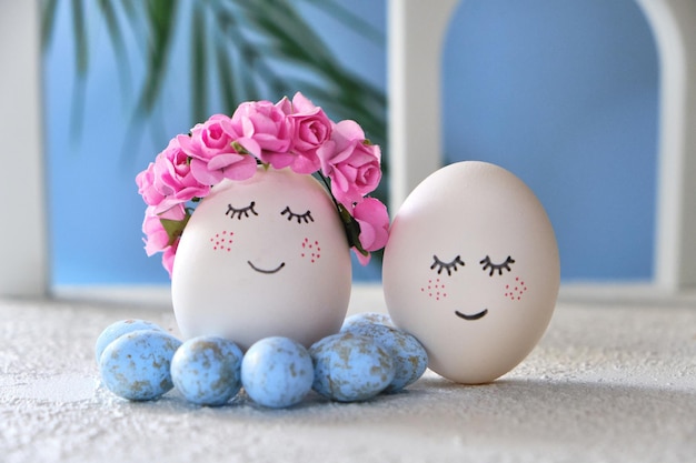 Concepto de vacaciones de Pascua Huevos de Pascua con caras sonrientes pintadas