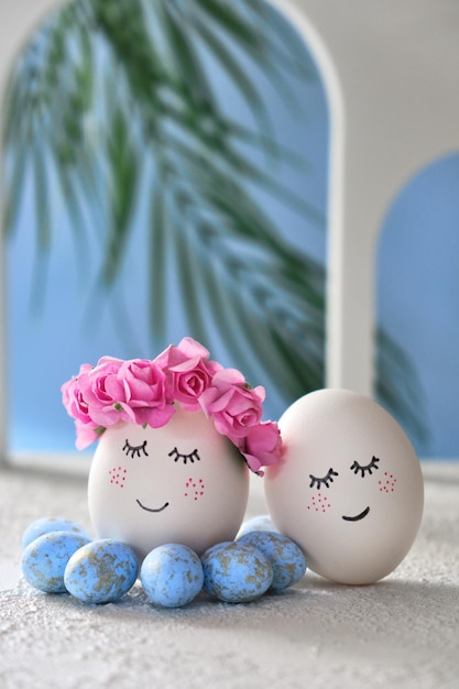 Concepto de vacaciones de Pascua Huevos de Pascua con caras sonrientes pintadas